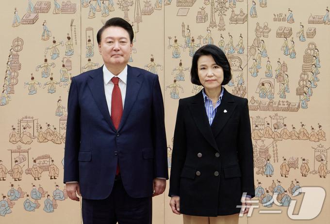 윤석열 대통령이 1일 서울 용산 대통령실 청사 자유홀에서 열린 방송통신위원장 임명장 수여식에서 이진숙 방송통신위원장에게 임명장을 수여한 뒤 기념촬영을 하고 있다. (대통령실 제공) 2024.8.1/뉴스1 ⓒ News1 박지혜 기자