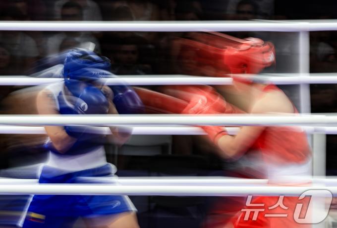 대한민국 복싱 대표팀 임애지 선수가 2일 오전(한국시간) 프랑스 파리 노스 파리 아레나에서 진행된 복싱 여자 54kg급 준준결승에서 콜롬비아의 예니 마르셀라 아리아스 카스타네다 선수와 치열한 승부를 펼치고 있다. 2024.8.2/뉴스1 ⓒ News1 박정호 기자