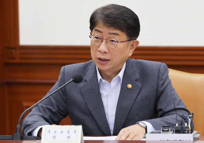  정부가 지난 2일 '제2차 부동산 시장 및 공급상황 점검 TF'를 개최해 최근 주택시장 동향을 점검하고 주택공급 대책을 위한 가용 정책수단을 논의했다. 사진은 지난달 서울 종로구 정부서울청사에서 열린 경제관계장관회의에 참석했던 박상우 국토부 장관. /사진=뉴스1