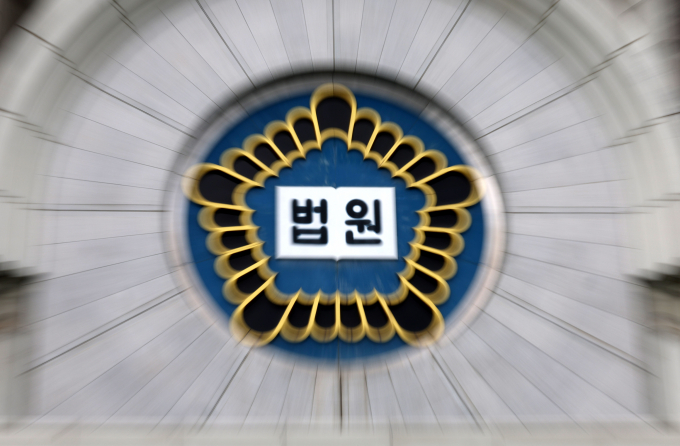 법원이 국가가 부산 형제복지원 사건 피해자들에게 14억원 상당의 위자료를 지급해야 한다고 판결했다. 사진은 지난달 29일 서울 서초구 서울중앙지방법원 법원 로고의 모습. /사진=뉴시스