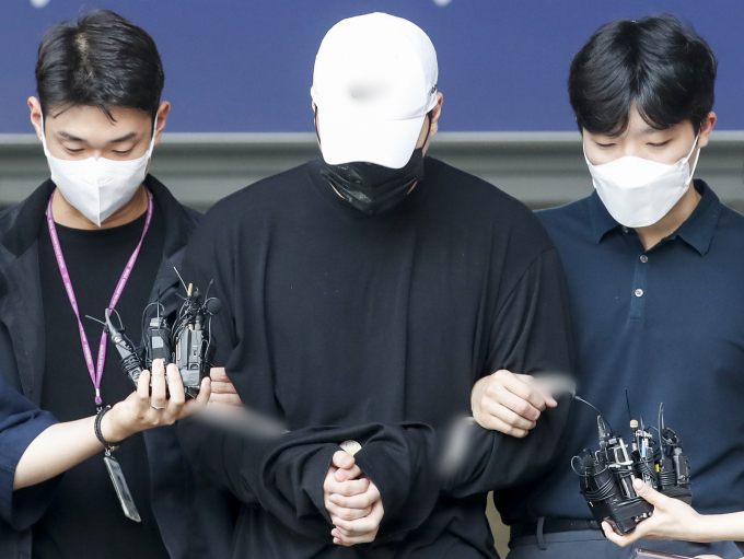수면 마취 약물에 취해 지나가던 행인을 치어 사망에 이르게 한 '롤스로이스 남성'이 항소심에 불복해 상고를 제기했다. 사진은 롤스로이스 차량을 몰다 행인을 치어 중상을 입힌 신모씨(가운데)가 지난해 8월18일 검찰로 송치되기 위해 서울 강남구 강남경찰서에서 호송차로 향하는 모습. /사진=뉴스1