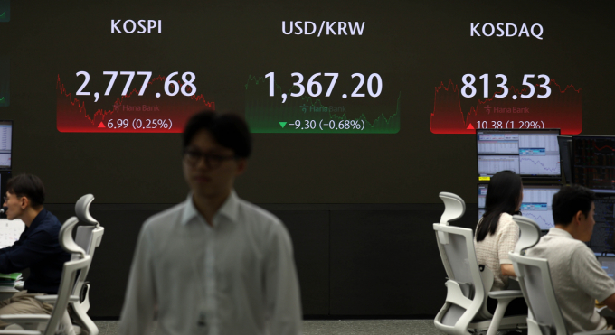 코스피가 2일 미국 경기 침체 우려에 약세를 보이고 있다. 사진은 지난 1일 서울 중구 하나은행 딜링룸. /사진=뉴시스