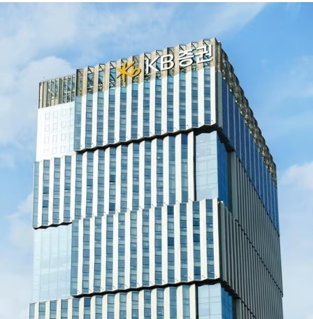 삼성전자 주가가 2일 오전 하락하며 목표주가를 상향한 증권사 리포트에 대한 신뢰성에 의문이 제기된다. 사진은 KB증권 여의도 사옥./사진=KB증권