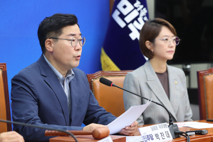 박찬대 더불어민주당 원내대표가 이진숙 방송통신위원장 탄핵에 대해 윤석열 대통령의 책임이라며 비판했다. 사진은 박 원내대표(왼쪽)가 2일 서울 여의도 국회에서 열린 최고위원회의에서 발언하는 모습. /사진=뉴시스