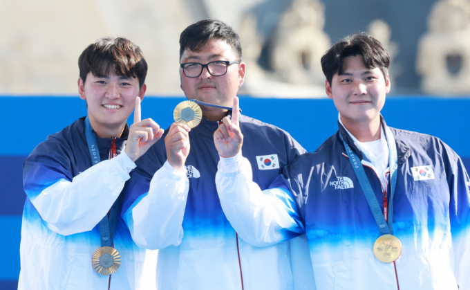 한국 양궁이 2024 파리올림픽에서 전종목 석권에 도전한다. 사진은 남자 단체전에서 금메달을 딴 한국 선수들이 시상대에서 선 모습. /사진=뉴스1 
