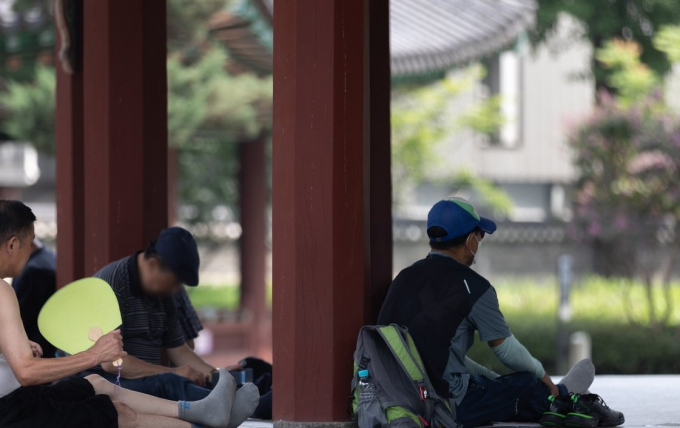 폭염으로 인한 온열질환 환자가 증가하고 있는 지난 1일 오후 서울 종로구 탑골공원 그늘에서 노인들이 더위를 식히고 있다. 사진제공=뉴스1 