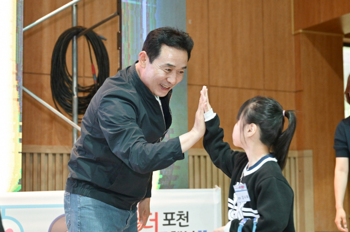 교육특구 포천시가 영유아 및 아동의 교육복지 증진을 위해 다각도로 노력을 기울이고 있다. 백영현 시장이 아이와 하이파이브를 외치고 있다. / 사진제공=포천시