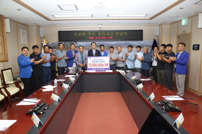 지난 1일 신안군정원수사회적협동조합 도초면 작목반 회원들이 신안군장학재단에 장학금 기탁 후 기념 촬영을 하고 있다. /신안군