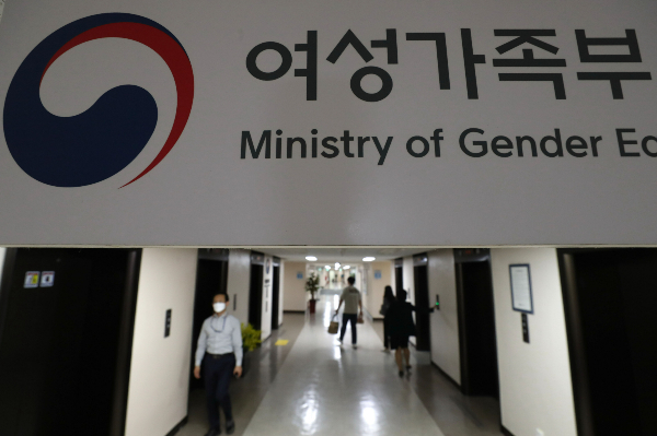 정부가 불법촬영물 가해자들을 대신해 삭제 비용을 내고 있다. 사진은 지난 2022년 10월5일 서울 종로구 정부서울청사 여성가족부. /신화=머니투데이