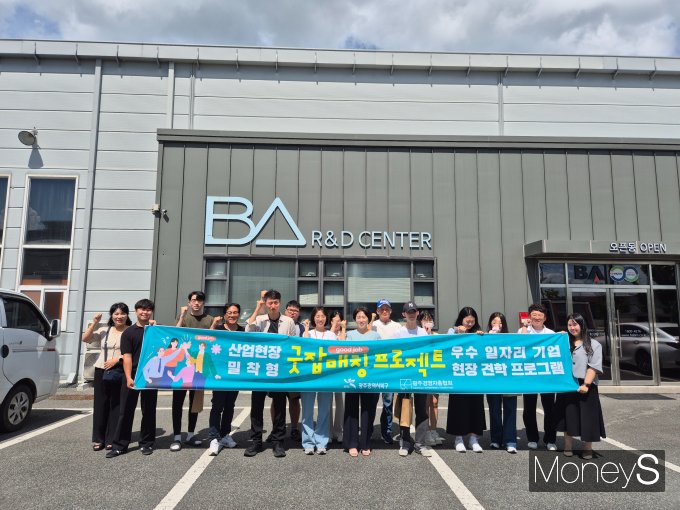광주경총과 광주 북구가 손잡고 진행한 '굿잡 매칭 프로젝트'에 참가한 구직자들이 사업장 견학 후 기념촬영을 하고 있다/사진=광죽경총 제공.