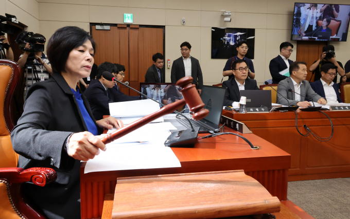 국회 과학기술정보방송통신위원회가 2일 KBS·방송문화진흥회 이사 선임 청문회를 오는 9일 실시하기로 결정했다. 사진은 최민희 국회 과학기술정보방송통신위원회 위원장이 2일 서울 여의도 국회에서 열린 과방위 전체회의에서 안건을 상정하며 의사봉을 두드리는 모습. /사진=뉴시스