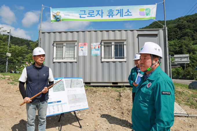 이승화 군수(오른쪽 첫번째)가 폭염대비 현장 점검을 하고 있다./사진=산청군