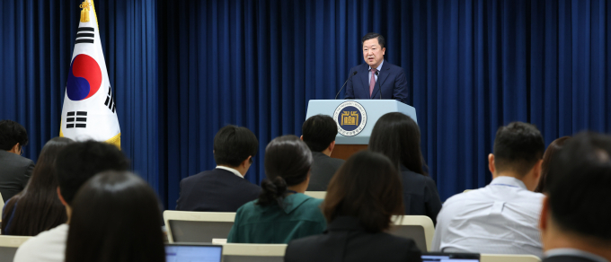 대통령실은 더불어민주당이 강행 통과를 예고한 '전국민 25만원 지원법(민생회복지원금)에 대해 부정적인 입장을 내놓았다. 사진은 2일 서울 용산 대통령실 청사 브리핑룸에서 현안 브리핑을 하고 있는 박춘섭 대통령실 경제수석. /사진=뉴스1
