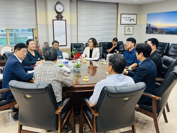 전진선 양평군수(왼쪽 첫 번째)가 7월 29일 양평군체육회 종목단체별 관계자와 3차 간담회를 진행하고 있다. / 사진제공=양평군 