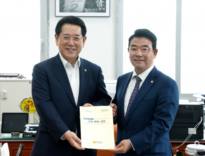 2일 국회를 방문한 김영록 전남도지사(왼쪽)가 박정 국회 예결위원장을 만나 내년도 주요 지역 현안에 대해 설명한 후 기념사진을 찍고 있다./전남도