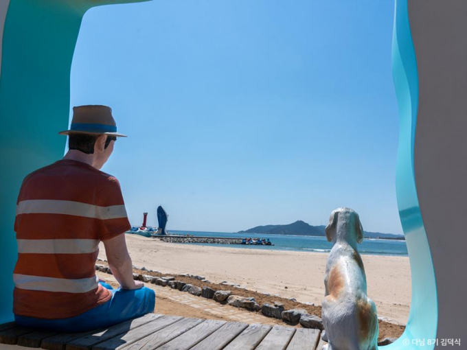 경북 영덕군 고래불해수욕장에서는 가족과 함께 예쁜 사진을 찍을 수 있다. 사진은 고래불해수욕장의 '멍'을 모티브로 한 체험형 포토존. /사진=한국관광공사