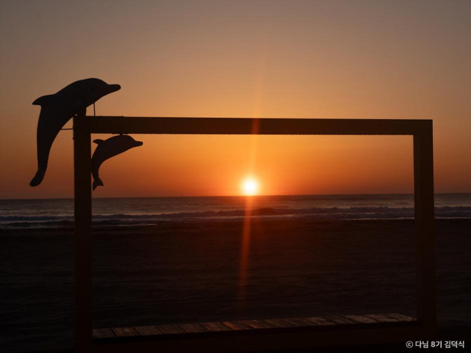 경북 영덕 고래불 국민 야영장은 낭만적인 하루를 보내는 데 안성맞춤이다. 사진은 고래불 국민 야영장 인근 해수욕장에서 바라본 일출의 모습. /사진=한국관광공사