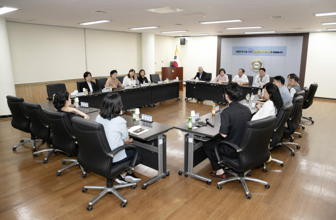 고양특례시의회 문화복지위원회 김미수 위원장 등 후반기 문화복지위원회 소속 위원들이 지난 1일 고양시사회복지관협회와 간담회를 개최하고 있다. / 사진제공=고양특례시의회