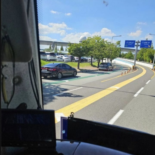 부산 김해공항 국내선과 국제선으로 이어지는 회전구간 진입로에 차량을 불법주차한 무개념 차주가 3일 만에 차량을 이동시키고 공항 측에 사과했다. 사진은 지난 30일 김해국제공항 국내선과 국제선으로 이어지는 회전구간 진입로에 불법주차한 차량의 모습. /사진=온라인커뮤니티 캡처