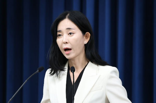 대통령실이 이진숙 방송통신위원장에 대한 탄핵 강행을 두고 북한의 오물풍선과 다를 것이 없다며 강도 높게 비판했다. 사진은 2일 서울 용산 대통령실 청사 브리핑룸에서 현안 브리핑을 하고 있는 정혜전 대통령실 대변인. /사진=뉴스1  