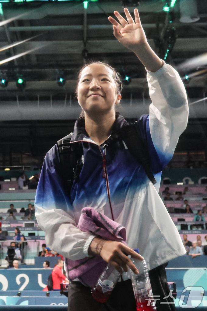 [사진] 손 흔들어 인사하는 신유빈