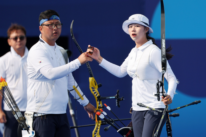 한국 양궁대표팀이 혼성 단체전 16강에 나서 타이완을 상대로 5-4로 승리했다. 사진은 2일(한국시각) 레쟁발리드에서 열린 양궁 혼성 단체 16강에 나선 김우진과 임시현. /사진=뉴시스