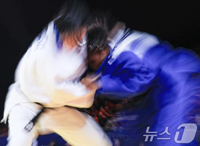 [사진] 힘 겨루는 김하윤