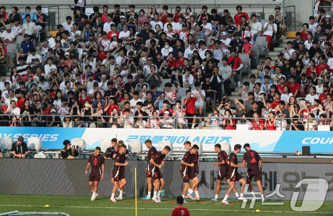 [사진] 바이에른 뮌헨 선수들 바라보는 축구팬들