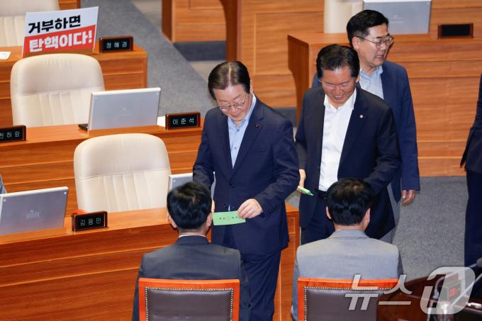 이재명 더불어민주당 의원이 2일 오후 서울 여의도 국회에서 열린 본회의에서 '이진숙 방송통신위원회 위원장 탄핵소추안' 투표를 하고 있다. 탄핵안은 재적 300인, 재석 188표 중 찬성 186표, 반대 1표, 무효 1표로 통과됐다. 왼쪽부터 이재명, 정청래, 박찬대. 2024.8.2/뉴스1 ⓒ News1 안은나 기자
