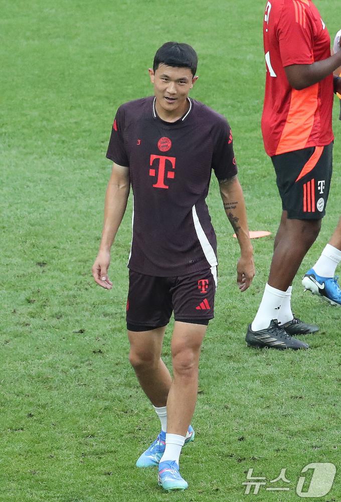 [사진] 오픈트레이닝 나선 김민재
