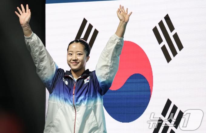 대한민국 탁구 대표팀 신유빈 선수가 2일 오후(한국시간) 프랑스 파리 사우스 파리 아레나 4에서 열린 '2024 파리올림픽' 탁구 여자 단식 준결승 중국 첸멍 선수와의 경기에 입장하고 있다. 2024.8.2/뉴스1 ⓒ News1 이동해 기자