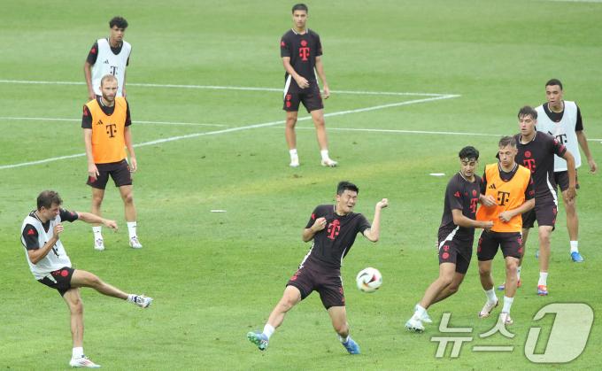 [사진] 토마스 뮐러 막아서는 김민재