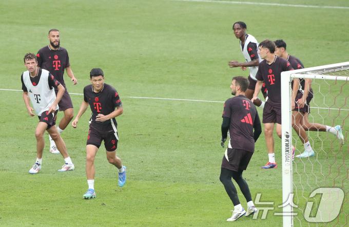 [사진] 수비라인 조절하는 김민재