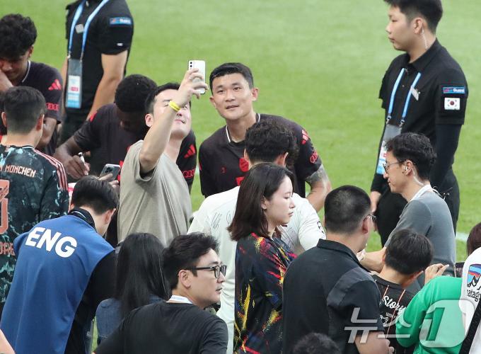 [사진] 축구팬 만난 김민재