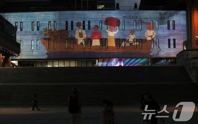 [사진] 여름밤 수 놓는 미디어파사드