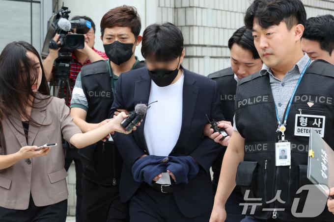 성폭행 혐의를 받는 서울시 구의원 30대 A 씨가 2일 오전 서울 서초구 서울중앙지방법원에서 열린 구속 전 피의자심문(영장실질심사)를 마친 후 법정을 나서고 있다. A 씨는 지난 4월 서울 서초구의 한 유흥주점에서 일행 3명이 망을 보는 사이 만취 상태의 종업원 B 씨를 성폭행한 혐의를 받고 있다. 2024.8.2/뉴스1 ⓒ News1 신웅수 기자