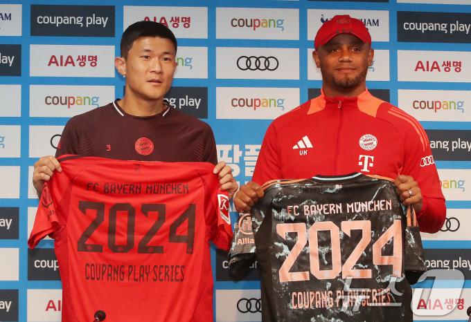 독일 프로축구 분데스리가 바이에른 뮌헨의 빈센트 콤파니 감독(오른쪽)과 김민재가 2일 오후 서울 마포구 서울월드컵경기장에서 열린 쿠팡플레이 시리즈 2차전 프리매치 기자회견에서 기념촬영을 하고 있다. 뮌헨은 3일 오후 8시 서울월드컵경기장에서 국가대표 캡틴 손흥민의 소속팀 토트넘(잉글랜드)과 2024 쿠팡플레이 시리즈2 경기를 갖는다. 2024.8.2/뉴스1 ⓒ News1 임세영 기자