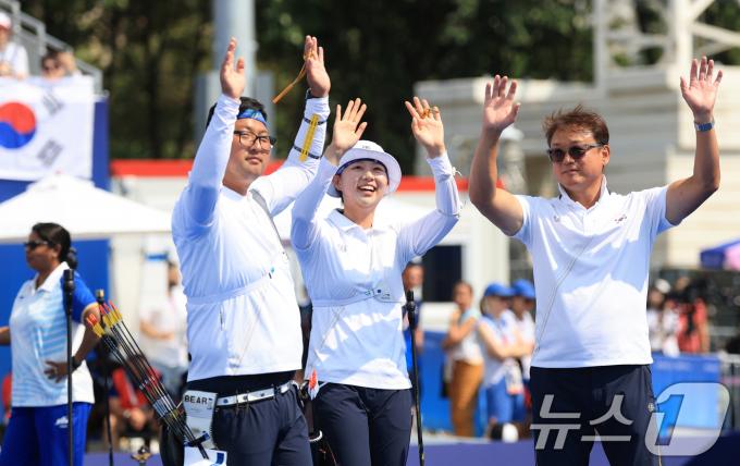 [사진] 양궁 혼성 임시현·김우진, 인도 꺾고 '은메달 확보'