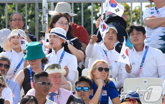 [사진] 양궁 대표팀 '김우진·임시현 금메달 결정전 직관 위해'