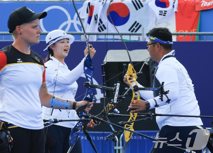 [사진] 김우진·임시현 '금메달에 조금더 가까이'