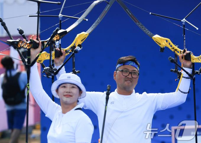 [사진] 김우진·임시현 '우리가 만들어 낸 금메달'