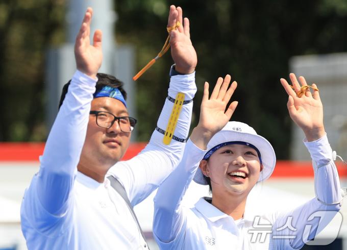 대한민국 양궁 대표팀 김우진, 임시현이 2일 오후(한국시간) 프랑스 파리 앵발리드에서 진행된 파리올림픽 양궁 혼성 단체 4강 인도의 안키타 바캇, 다이라즈 봄마데바라 조와의 경기를 승리한 후 기뻐하고 있다. 2024.8.2/뉴스1 ⓒ News1 박정호 기자