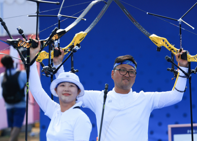 김우진-임시현이 2일 밤(한국시각) 프랑스 파리 레쟁발리드에서 열린 2024 파리올림픽 양궁 혼성 단체전에서 독일 조에 승리하며 금메달을 획득했다. /사진=뉴스1
