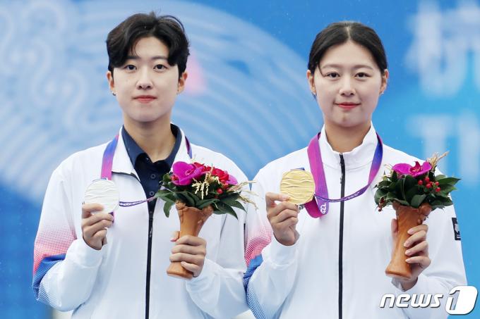 임시현(오른쪽)이 선배 안산에 이어 올림픽 3관왕에 도전한다. /뉴스1 DB ⓒ News1 민경석 기자