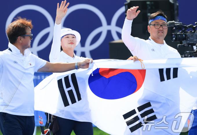 [사진] 김우진·임시현 '태극기 손에 들고'
