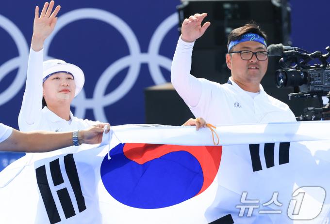 [사진] 김우진·임시현 '대회 2연패 달성의 기쁨'