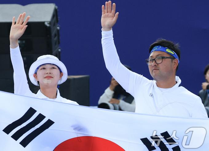 [사진] 기뻐하는 김우진·임시현 '우리가 해냈다'