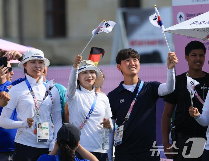 [사진] 금메달 축하하는 양궁 대표팀