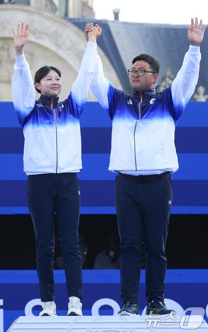 [사진] 김우진·임시현 '시상대 가장 높은 곳으로'