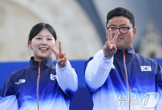 대한민국 양궁 대표팀 김우진, 임시현 선수가 3일(한국시간) 프랑스 파리 앵발리드에서 진행된 파리올림픽 양궁 혼성 단체 시상식에서 시상대에 오르며 대회 2연패 세리머니를 하고 있다. 2024.8.3/뉴스1 ⓒ News1 박정호 기자
